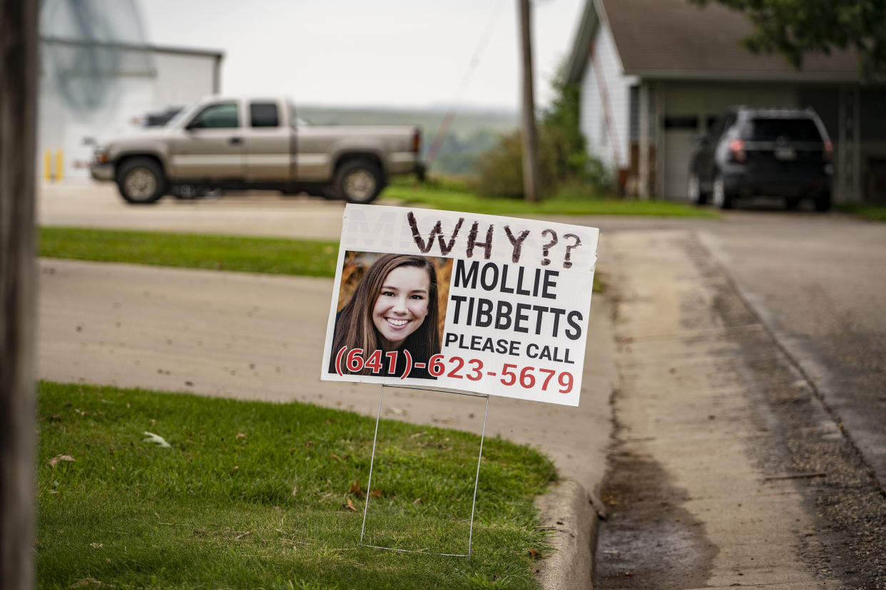 A sign seeking information about Mollie Tibbetts in a yard in Brooklyn, Iowa, on Aug. 24. (Photo: KC McGinnis/for the Washington Post via Getty Images)