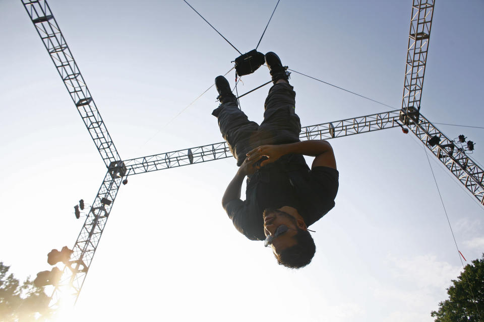 Magician David Blaine performs a stunt in Central Park in New York September 22, 2008. Blaine plans to hang upside down without a safety net for 60 hours. REUTERS/Eric Thayer