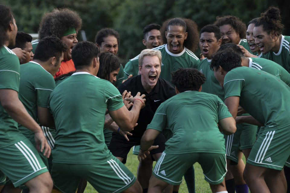 En esta imagen proporcionada por Searchlight Pictures, Michael Fassbender, centro, con el resto del elenco de "Next Goal Wins". (Hilary Bronwyn Gayle/ Searchlight Pictures vía AP)