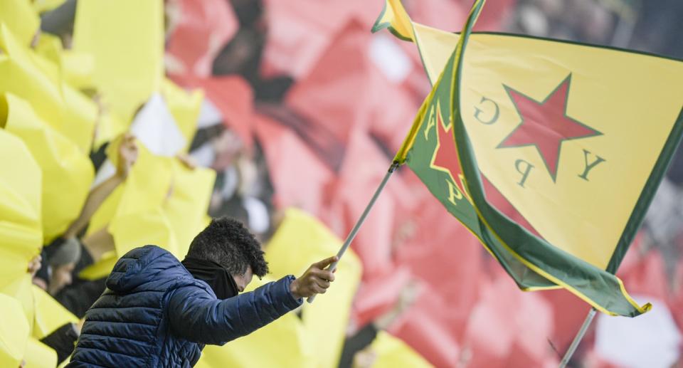 Fans des FC St. Pauli machten am Wochenende auf Rojava aufmerksam. (Bild: Getty Images)