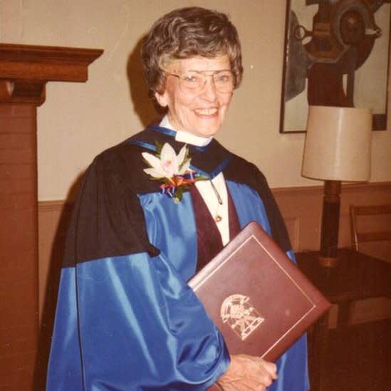 El Dr. Peters recibió un doctorado honorario de la Queen's University en 1983.