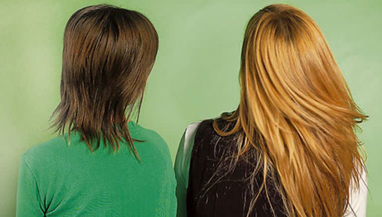 A la izquierda,pelo recién tratado con el alisador; a la derecha, cabello lacio natural