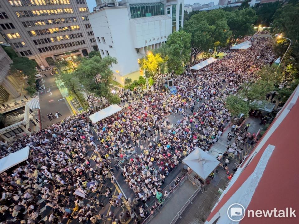 抗議民眾在入夜前就擠爆立法院外的濟南路。   圖：張良一/攝