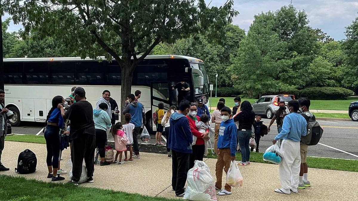 Tennessee McDonald’s employee calls police after migrants begin panhandling duri..