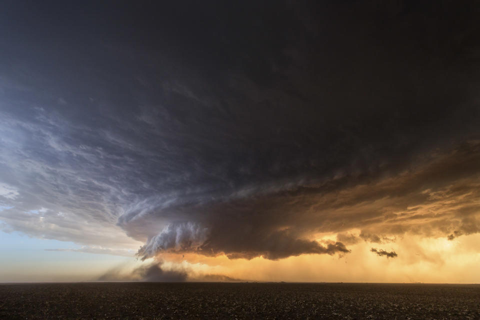 <p>This incredibly photogenic storm near Booker, Texas on June 3, 2013, was like a dust-eating machine. (Photo: Mike Olbinski/Caters News) </p>