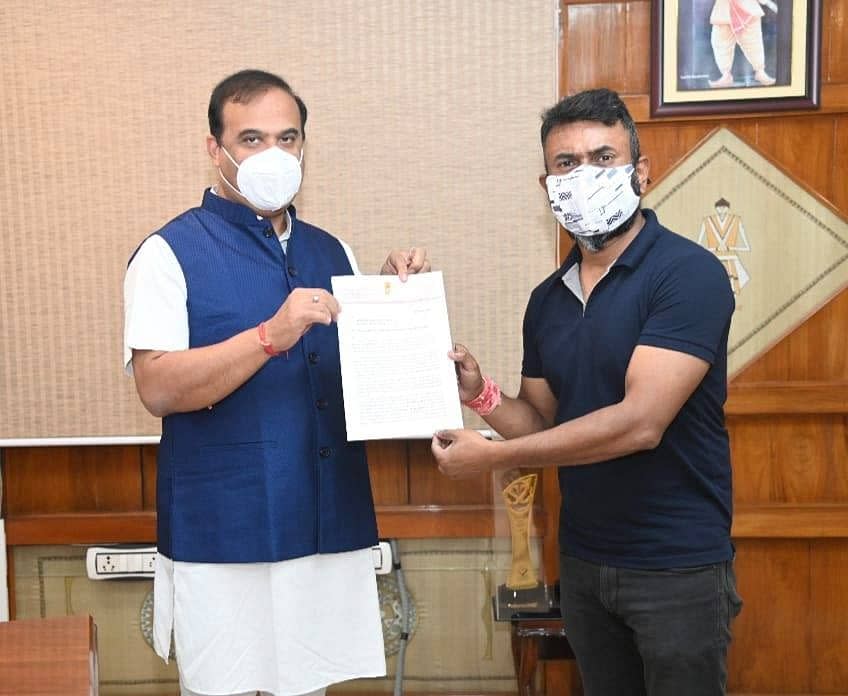 <div class="paragraphs"><p>Rupjyoti Kurmi submitting a memorandum to Assam CM Himanta Biswa Sarma on 4 June. </p></div>