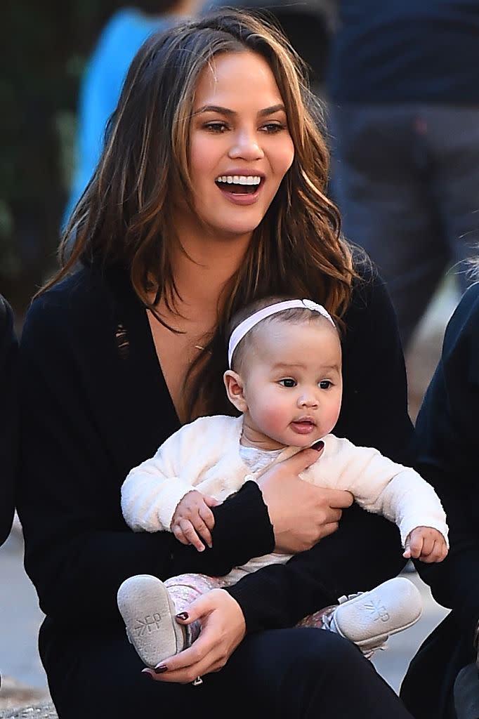 Adorable Luna Legend hangs out with mom Chrissy Teigen. (Photo: Getty)