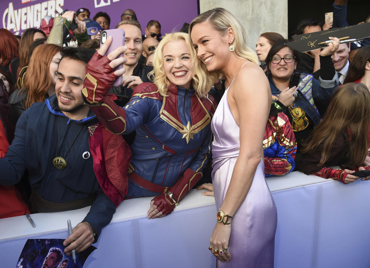 Brie Larson posa para una selfie con una admiradora al llegar al estreno mundial de "Avengers: Endgame" en el Centro de Convenciones de Los Ángeles, el lunes 22 de abril del 2019. (Foto por Chris Pizzello/Invision/AP)