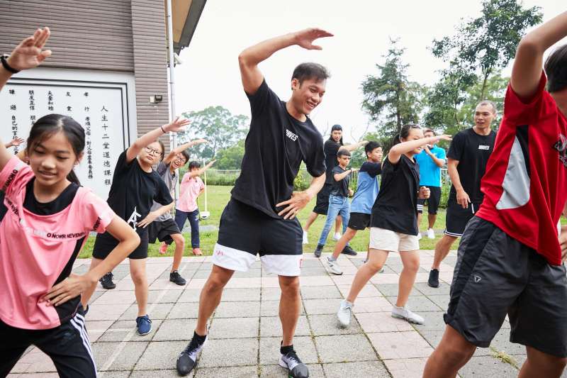 樟湖生態國中小學生為台北富邦勇士隊主題曲「這場我在」編舞，球員們跟小朋友一起跳舞。(富邦金控提供)