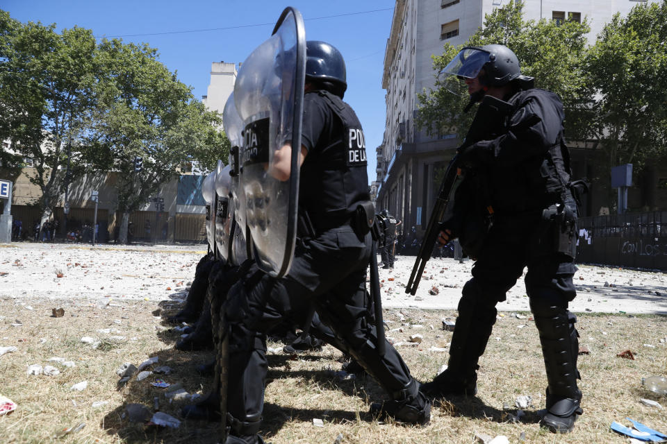 FOTOS: Disturbios fuera del Congreso argentino por reforma de pensiones