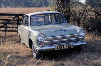 <p>L'étrange <strong>Consul Classic </strong>de 1961 était loin d'être la plus belle réalisation de Ford of Britain, mais heureusement, elle a été suivie presque immédiatement par la Cortina de première génération, introduite à la fin de l'année suivante.</p><p>La Cortina n'est restée sur le marché que quatre ans, mais la demande était si forte que Ford a pu construire plus d'un million de berlines et de breaks, tous équipés de versions <strong>1,2 </strong>ou <strong>1,5 litre </strong>du moteur Kent. La <strong>GT </strong>1,5 litre introduite en avril 1963 développait <strong>78 ch</strong>, mais elle n'est pas restée longtemps la Cortina la plus puissante.</p>