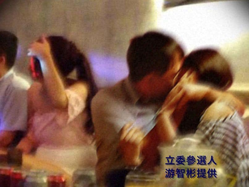新黨立委參選人游智彬爆料民進黨組織部主任林正鴻晚上頻上酒家，和女子摟抱及親吻。游智彬提供