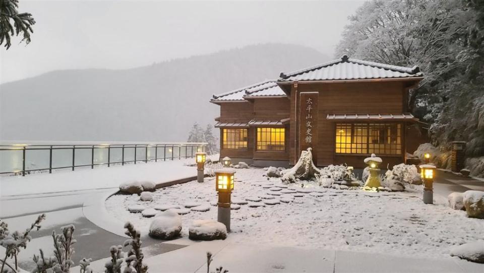 屋齡近70年的太平山文史館，是以太平山生產的珍貴檜木為結構的日式房舍，搭配雪景彷彿一秒來到日本。（林務局羅東林區管理處提供）