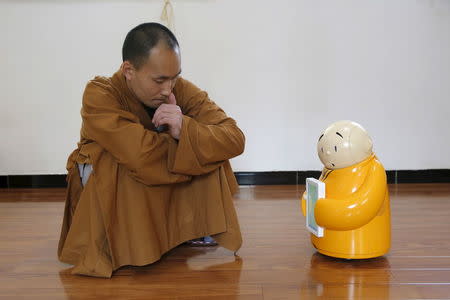 Un templo budista de Pekín ha decidido utilizar la tecnología para atraer seguidores. Foto: REUTERS/Kim Kyung-Hoon