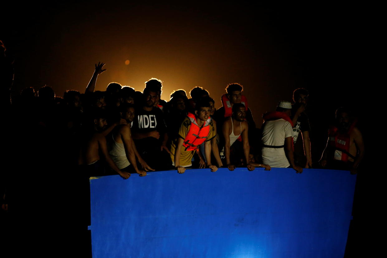 Des migrants sur un bateau en bois secourus par l'ONG française SOS Méditerranée Ocean Viking, lors d'une opération de sauvetage au large de la Tunisie le 1er août 2021.