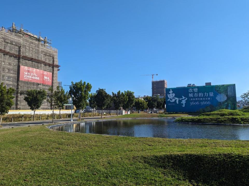 ▲14期目前有不少工地如火如荼興建中，也有建商養地長期抗戰。