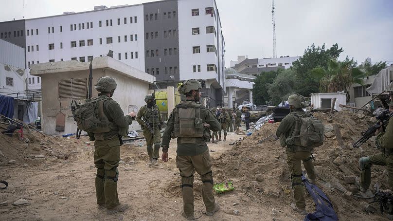 Israelische Soldaten vor dem Shifa-Krankenhaus in Gaza-Stadt, 22. November 2023.