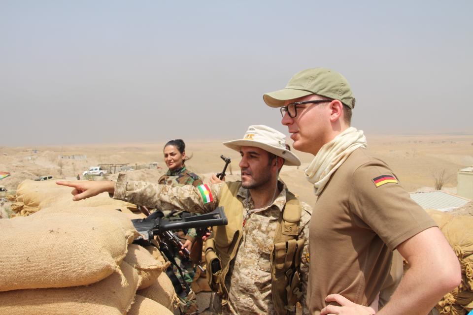 Der Autor besucht Peshmerga an der Front (Bild: Tobias Huch)