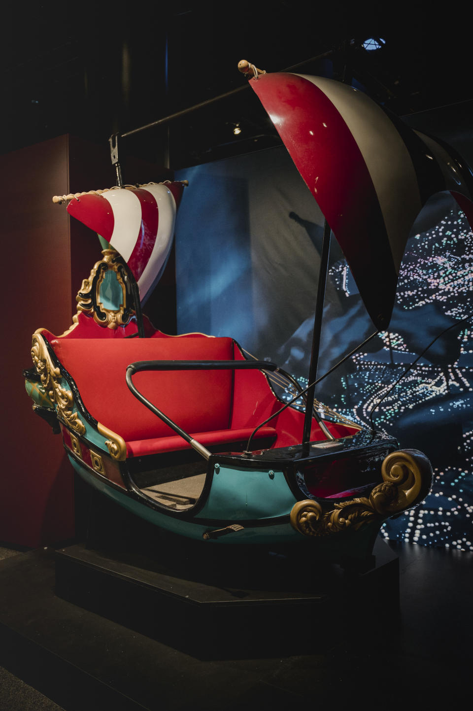 Un vehículo de la atracción Peter Pan's Flight en Disneyland incluido en la exposición 