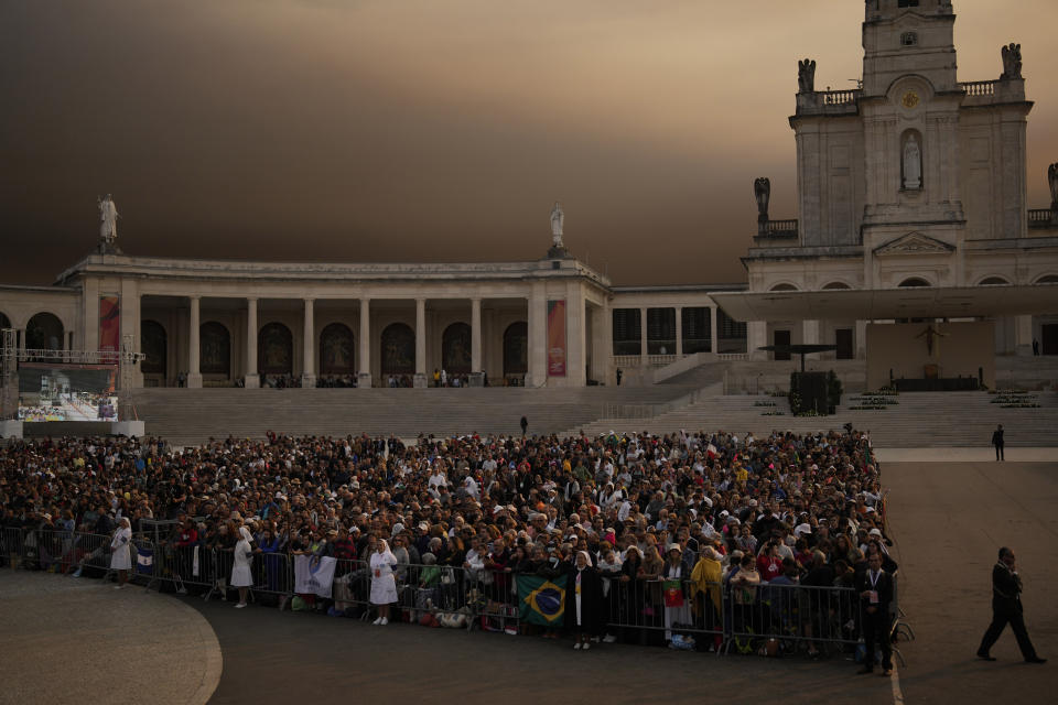 Cientos de fieles esperan la llegada del papa Francisco al santuario de la Virgen de Fátima, en Fátima, en el centro de Portugal, el 5 de agosto de 2023. (AP Foto/Francisco Seco)