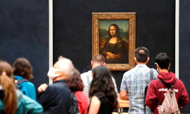 Visitantes observan 'La Gioconda' en el museo del Louvre, en París, en julio de 2020. (Photo: FRANCOIS GUILLOT via AFP via Getty Images)