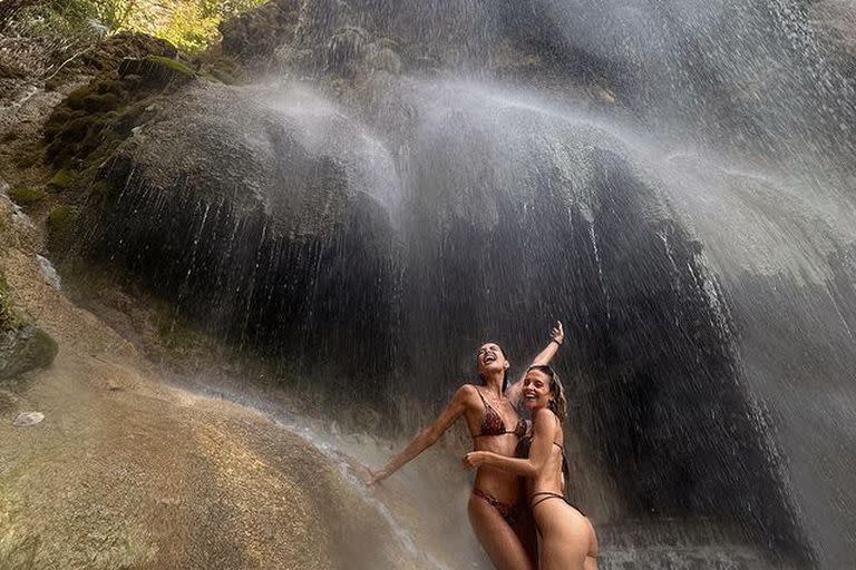 Joana y Sol aparecieron bajo la cascada en México