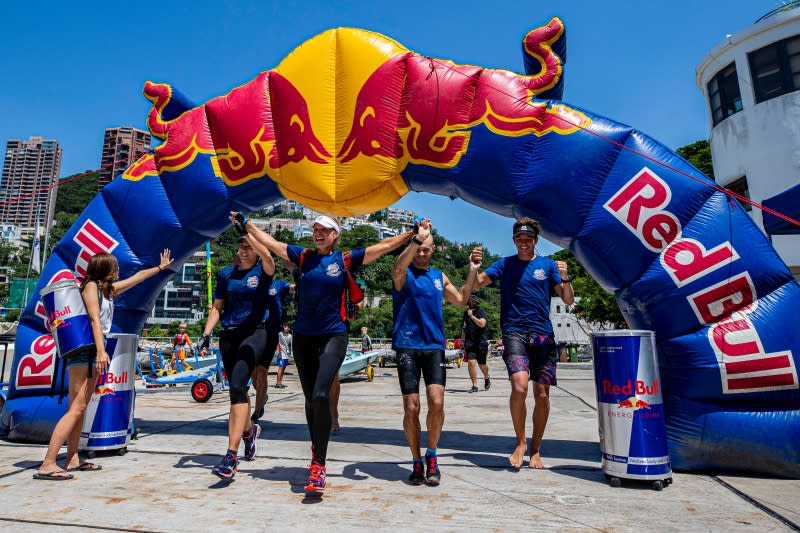 香港遊艇會與Red Bull合辦的「Red Bull 3 Peaks三項極限挑戰賽」，今年會在12月12至13日舉行，讓參賽者一次過體驗划懸浮獨木舟、游泳及跑步三項極限運動。今年賽事增設海岸賽艇組別，吸引更人參與這項極具挑選性的賽事。