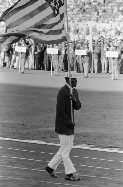 1960年羅馬奧運會，強森成為美國隊史上首位非裔掌旗官。（Public Domain）