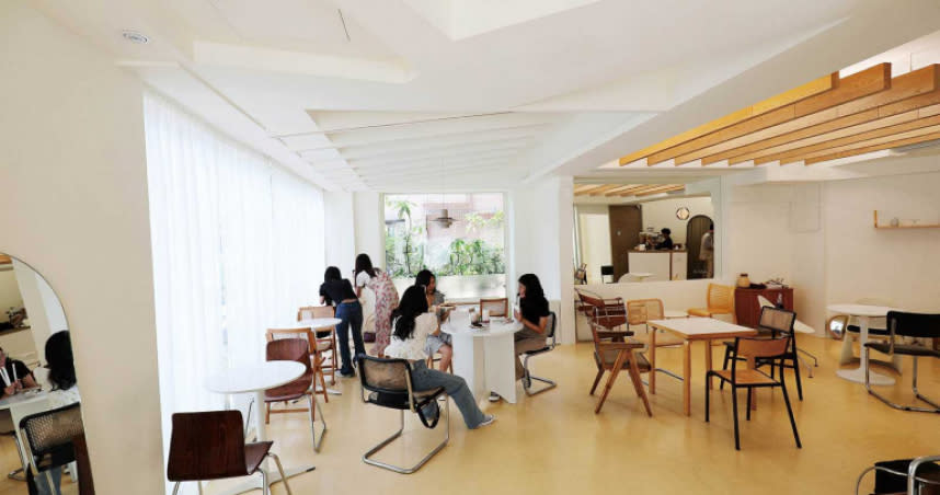 「nu studio」走白色唯美韓系咖啡館風格，綴以北歐設計師品牌家具，讓空間充滿時尚氛圍。（圖／于魯光攝）