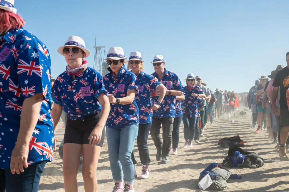 Teilnehmer am Weltrekordversuch des Nutbush-Tanzes auf dem Big Red Bash 2021 in Birdsville, Australien. (Bild: Getty)