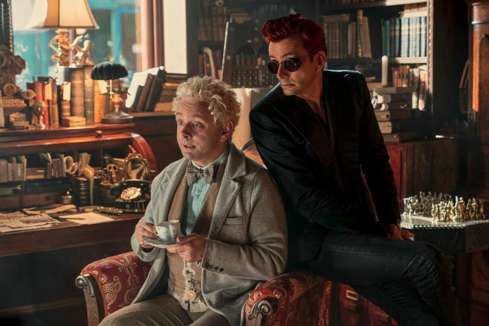 Engel Aziraphale (Martin Sheen, links) und Dämon Crowley (David Tennant) sind wiedervereint. (Bild: Amazon Studios)