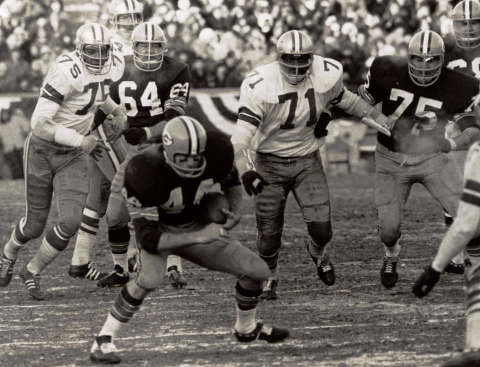 Packers halfback Donny Anderson runs for yardage during the 1967 NFL Championship Game. Anderson rushed 18 times for 35 yards and caught four passes for 44 yards in the game.