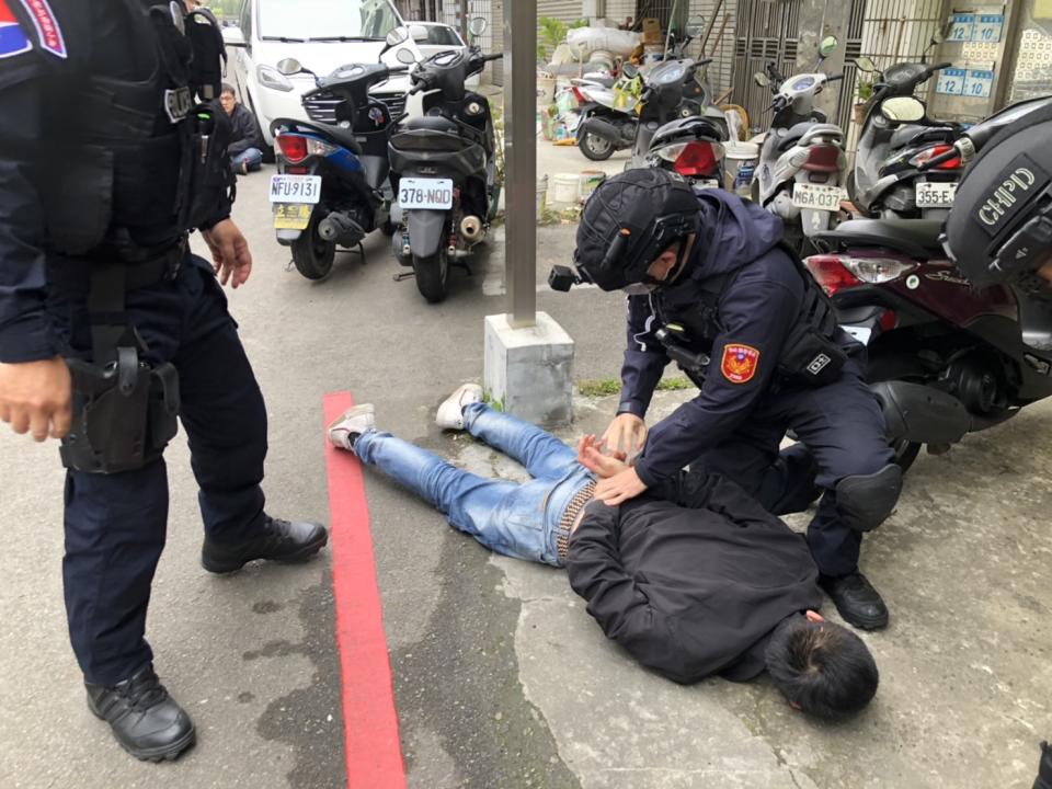 ▲彰化縣警局刑警大隊執行掃黑專案，掌握天道盟正義會及「黑人家族」幫派成員在桃園地區涉嫌販毒。（圖／警方提供）