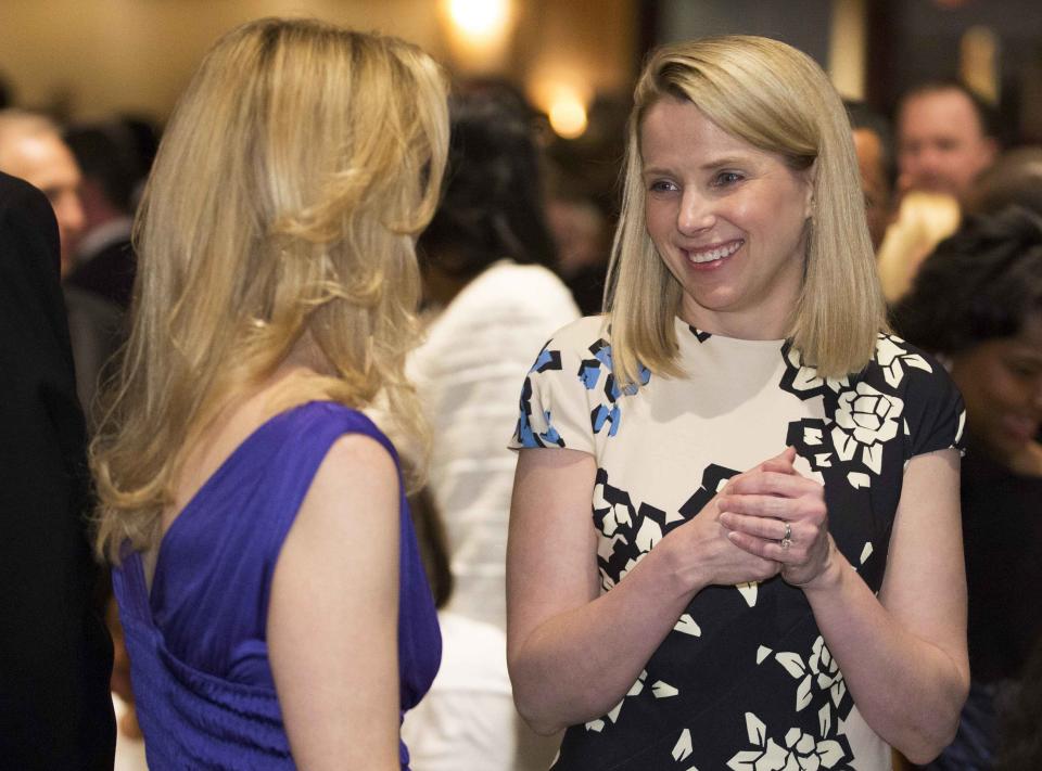 Yahoo Chief Executive Officer (CEO) Marissa Meyer (R) speaks with a guest at the White House Correspondents' Association Dinner in Washington May 3, 2014. (REUTERS/Joshua Roberts)