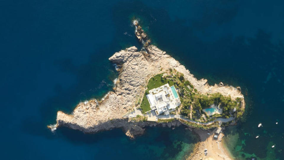 <p>La villa se encuentra rodeada por acantilados junto al área natural de Es Amunts y se conecta con Ibiza a través de una pequeña hilera de arena. (Foto: <a rel="nofollow noopener" href="http://romanoarquitecto.com/portfolio_page/sa-ferradura-·-ibiza-2/" target="_blank" data-ylk="slk:Romano Arquitectos;elm:context_link;itc:0;sec:content-canvas" class="link ">Romano Arquitectos</a>). </p>