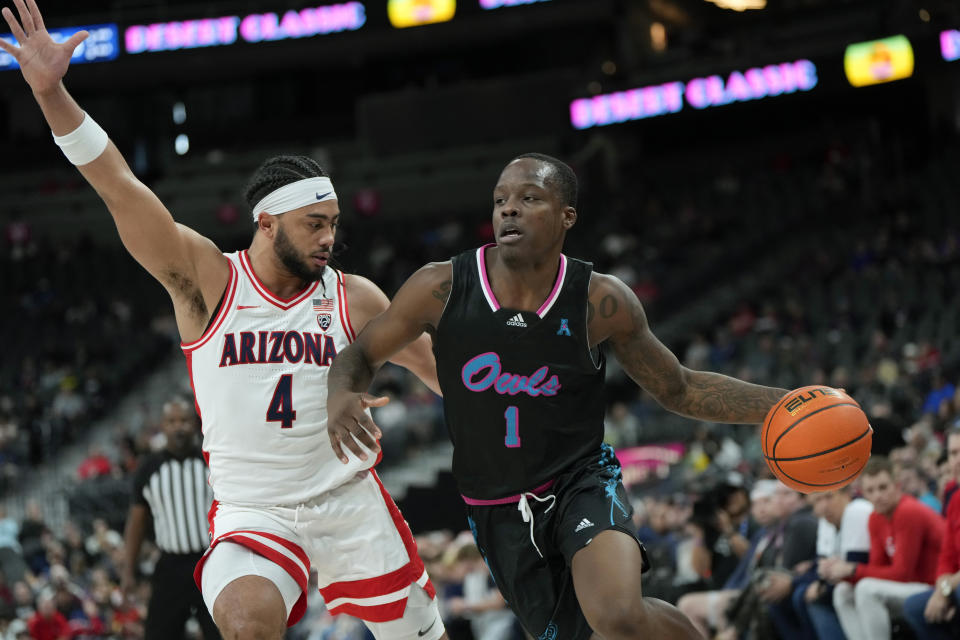 Johnell Davis dropped 35 points to lead FAU past Arizona on Saturday.