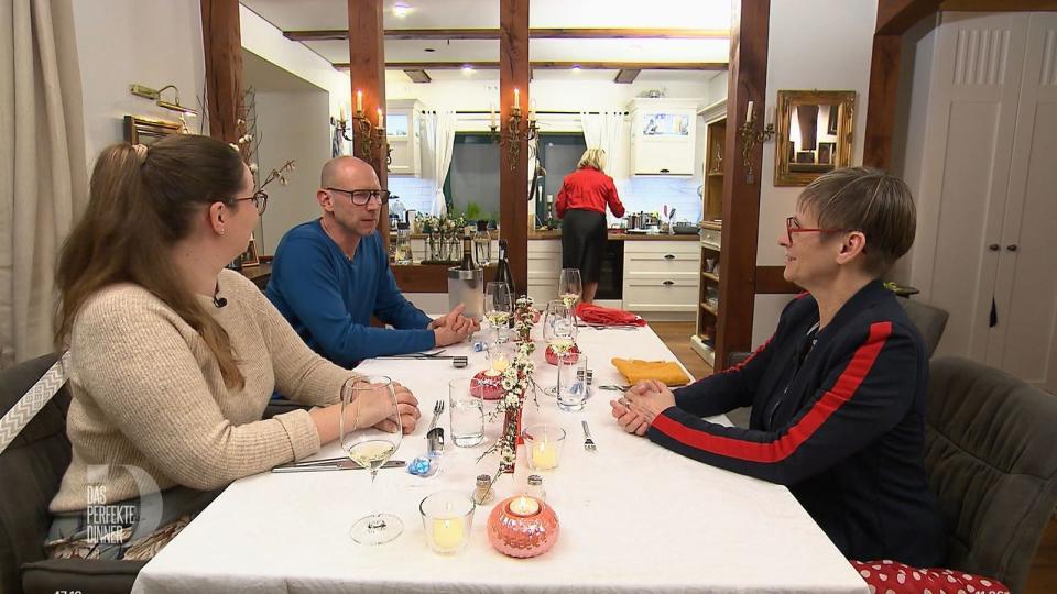 Die Dinner-Truppe aus Celle trifft sich in Lo's großzügiger Küche. (Bild: RTL)