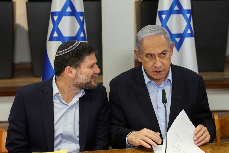 El primer ministro israelí, Benjamin Netanyahu, habla con el ministro de Finanzas, Bezalel Smotrich, durante la reunión semanal del gabinete en el Ministerio de Defensa en Tel Aviv, Israel