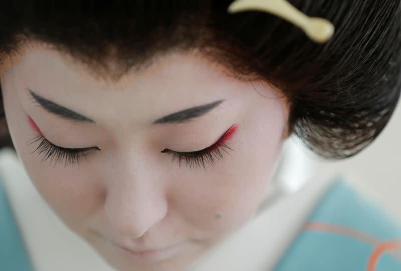 Koiku, que es una geisha, se prepara en la casa de Ikuko para trabajar en una fiesta organizada por clientes en un restaurante de lujo, donde se entretendrá con otras geishas, durante el brote de coronavirus (COVID-19), en Tokio, Japón