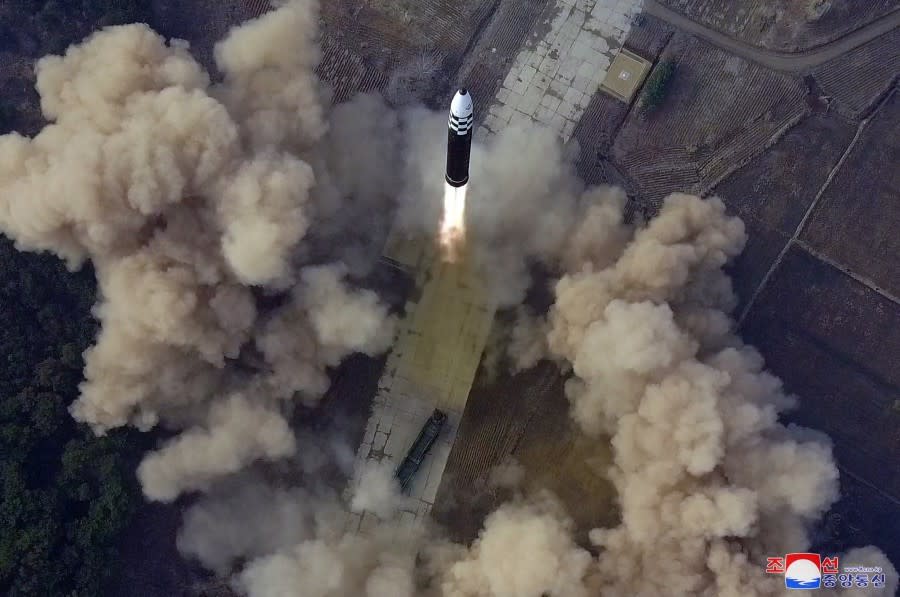《朝鮮中央通訊社》今（25）日報導，北韓領導人金正恩 24 日親自監督下「火星-17」型洲際飛彈試射成功。   圖：翻攝自朝中社