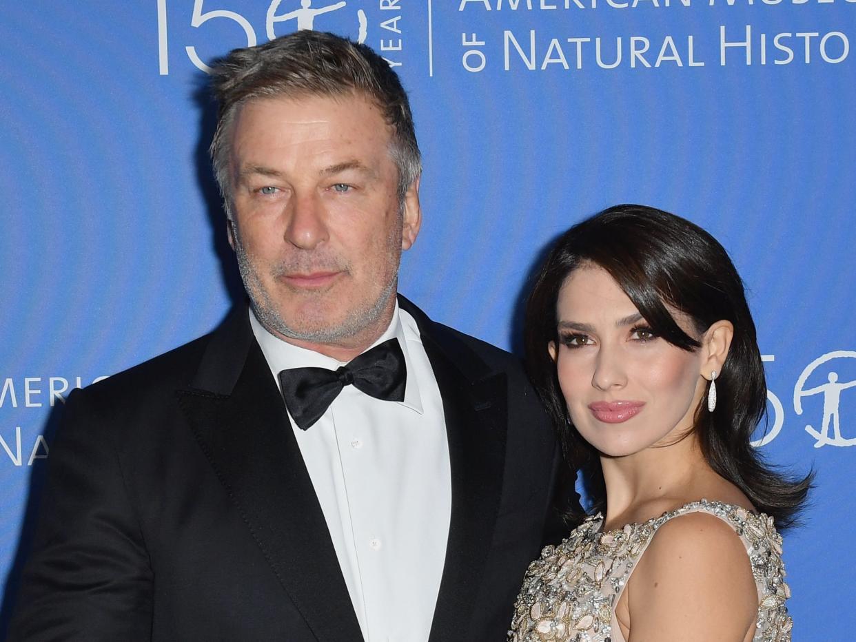 <p>El actor estadounidense Alec Baldwin (izquierda) e Hilaria Baldwin asisten a la Gala del Museo Americano de Historia Natural el 21 de noviembre de 2019 en la ciudad de Nueva York. </p> (Foto de ANGELA WEISS / AFP a través de Getty Images)