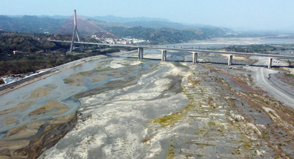 南部地區因久未降雨，高屏溪水持續在減少。（記者許正雄攝）