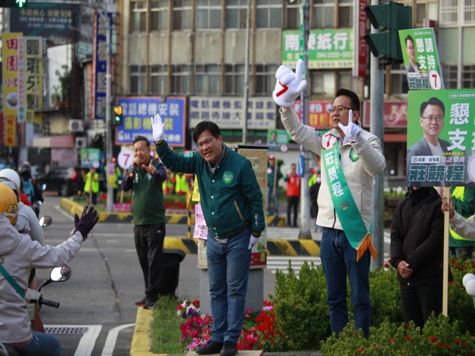 民進黨今晚（11日）在台中舉辦美德贏台灣，選前大造勢，白天各候選人忙搶票，總統府秘書長林佳龍陪莊競程路口拜票。（圖：莊競程競總提供）