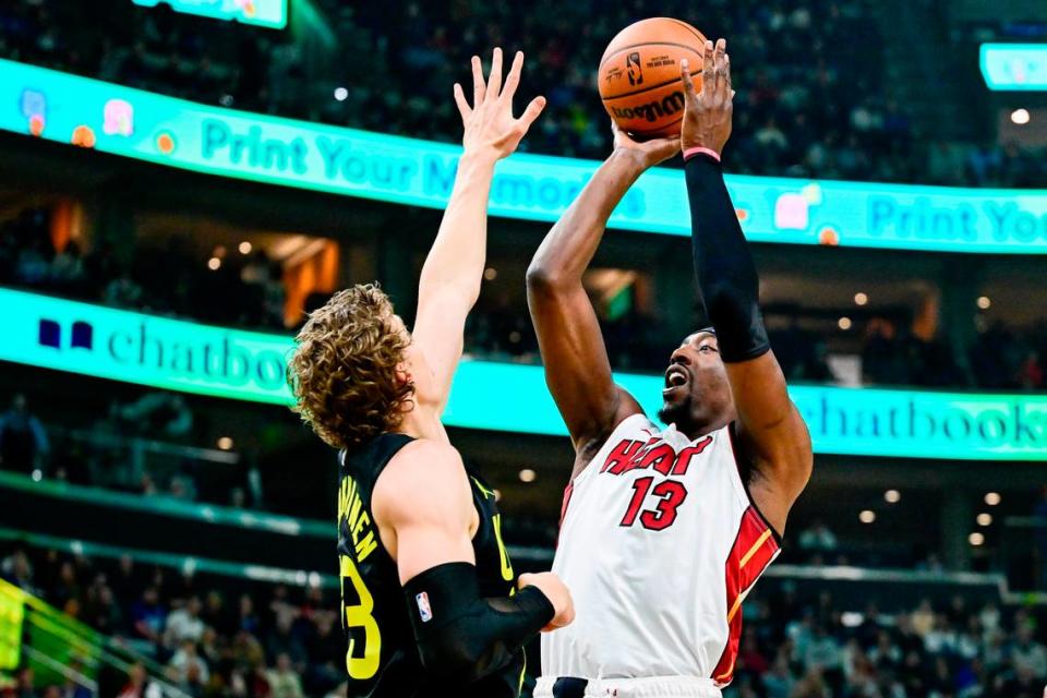 El centro del Heat Bam Adebayo tira al aro ante la marca de Lauri Markkanen, del Jazz, en el partido celebrado el 30 de diciembre de 2023 en Utah.