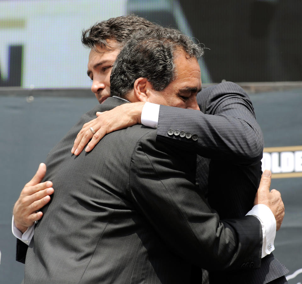 LOS ANGELES, CA - APRIL 14:  Boxer Oscar De La Hoya (R) and his father Joel De La Hoya, Sr. embrace after Oscar announced his retirement from boxing April 14, 2009 at Staples Center in Los Angeles, California.  (Photo by Kevork Djansezian/Getty Images)