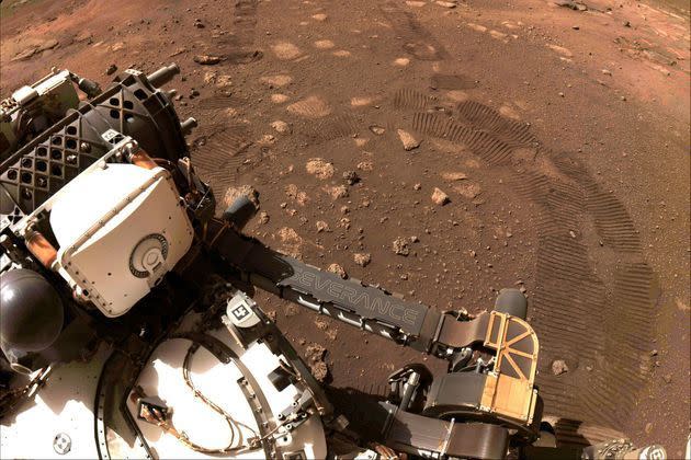 <p><b>6 mars.</b> Les traces de pneus du robot Perseverance après son arrivée au sommet du cratère Jezero sur Mars.</p>