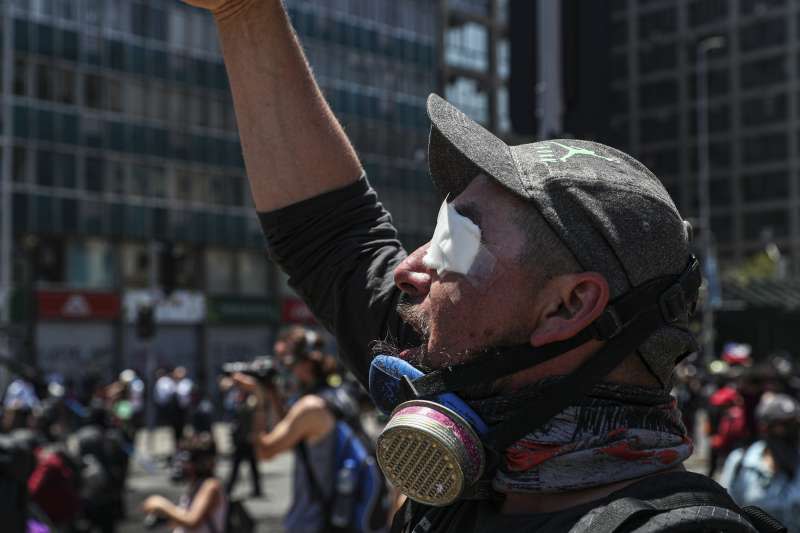 智利示威者貼上眼罩，抗議警方鎮暴濫用武力。智利示威持續一個多月來，已有220餘人在鎮壓中失明。（AP）