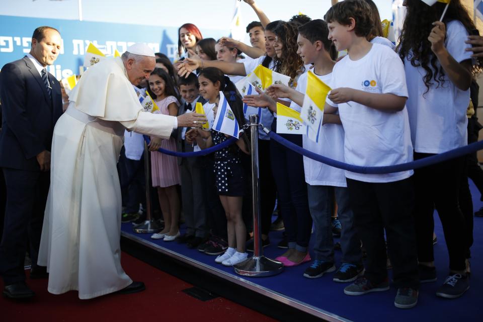 Jerusalem Mayor Barkat stands behind Pope Francis as he is greeted by Israeli children in Jerusalem