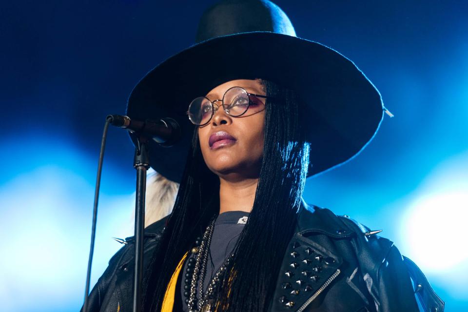 Erykah Badu defends offering prayer for R. Kelly