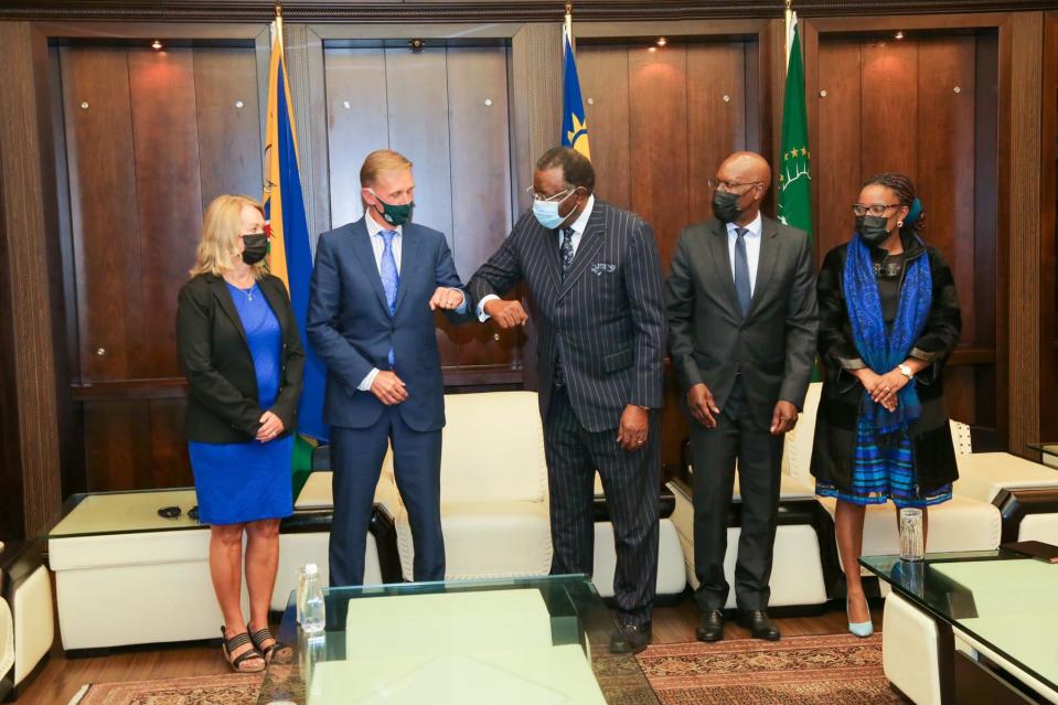 ReconAfrica CEO Craig Steinke, second from left, with Namibia President Hage Geingob, center.